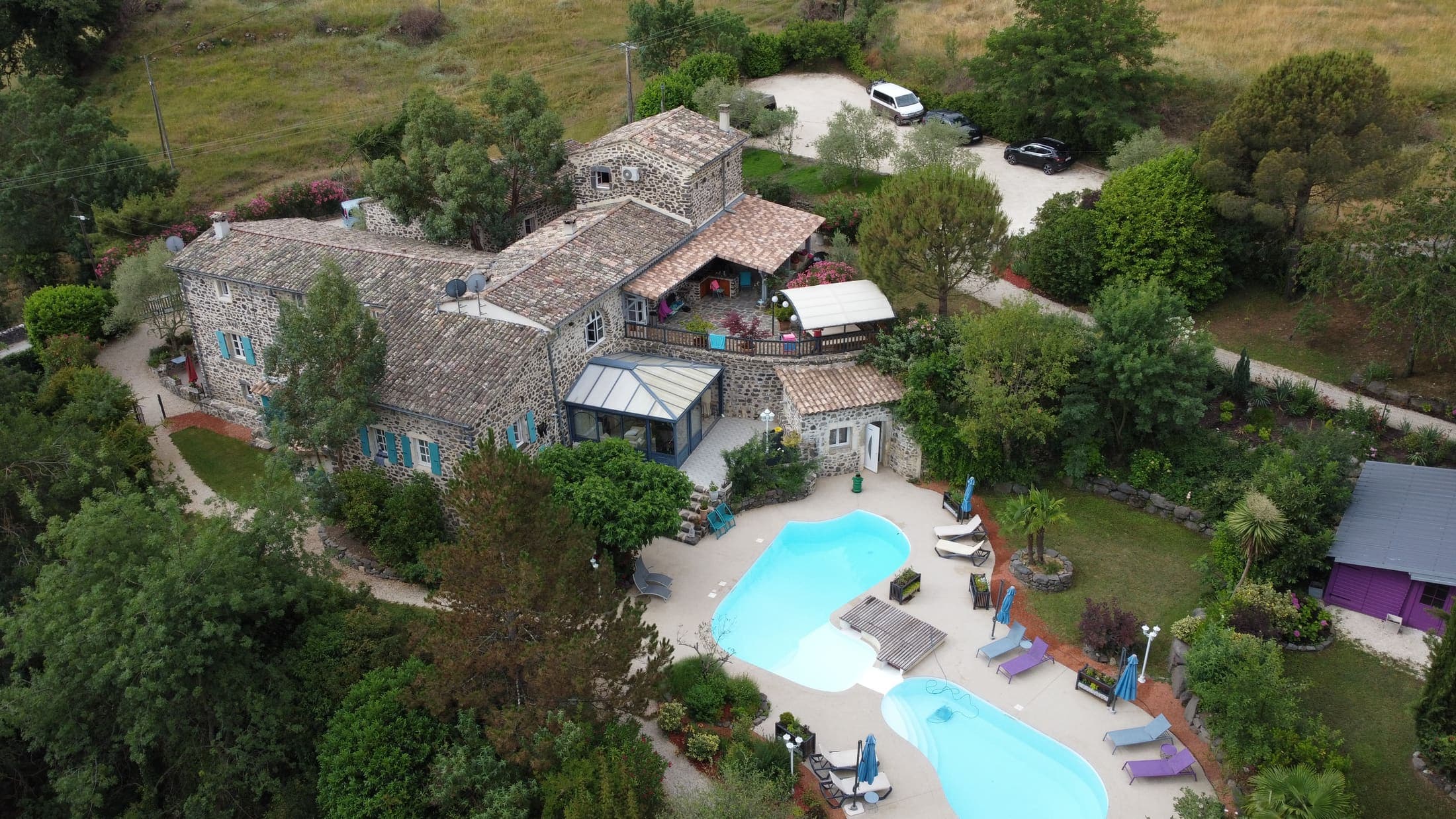 Vue aérienne de la ferme, de la piscine et du jardin