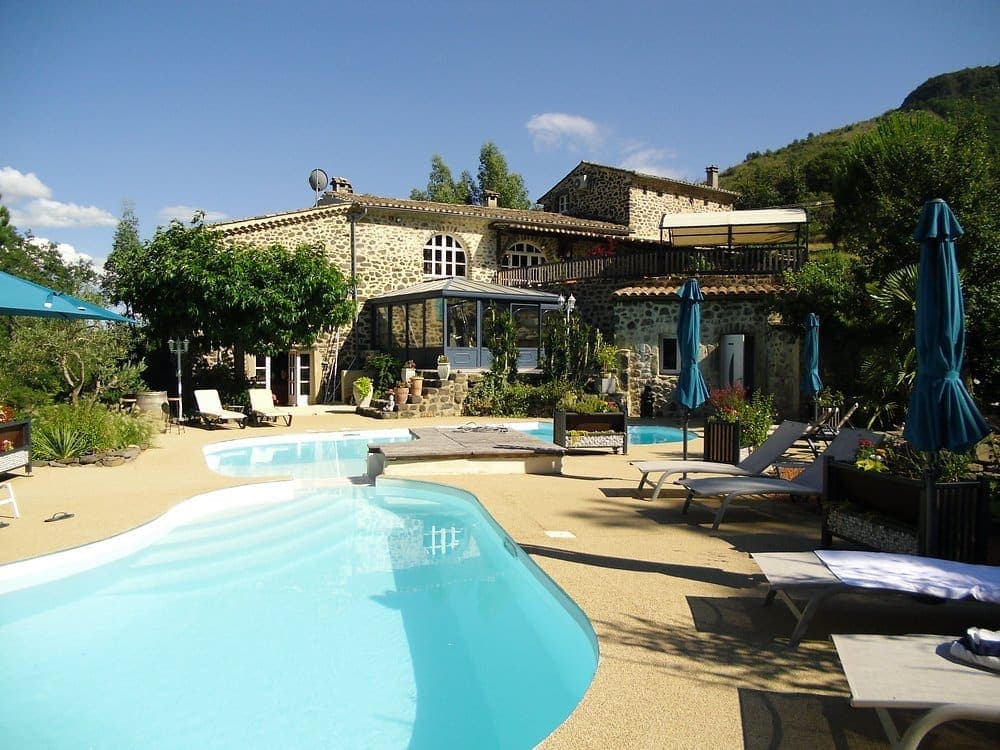 La ferme et la piscine en journée